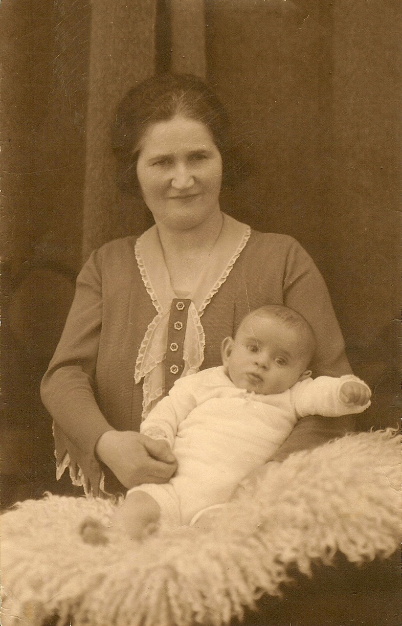 Elsa Goudsmit-Hahn met eerste kindje Elsa Goudsmit-Hahn, Julius Samuel Goudsmit