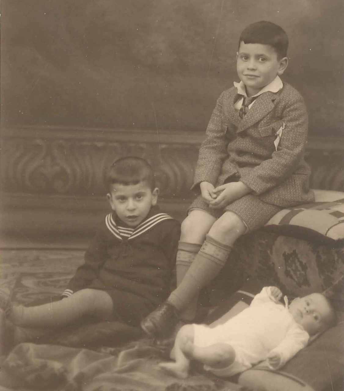 Louis Sallie Goudsmit met zijn broertjes in 1932