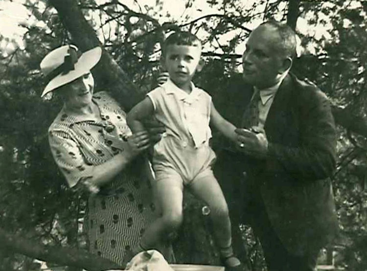 René Goudsmit met zijn ouders Elsa Goudsmit-Hahn, René Leo Goudmsit, Henri Willem Goudsmit