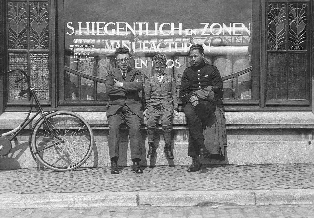 Joseph Hiegentlich voor winkel van vader Sallie Hiegentlich