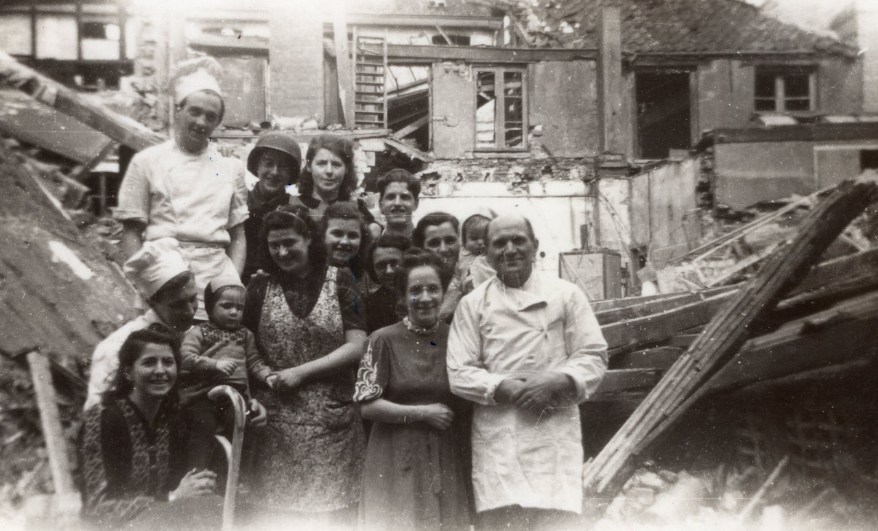 Artikel 28 Gustl Nussbaum (tweede rij midden met schort) poseerde met familie Thomassen en bevrijders (Bert Thomassen).jpg