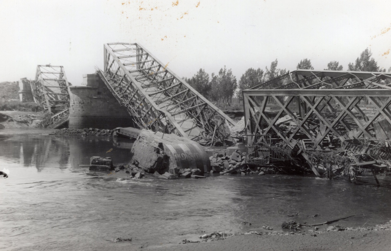 Artikel 9 Vernielde Maasbrug (Eric Munnicks).jpg