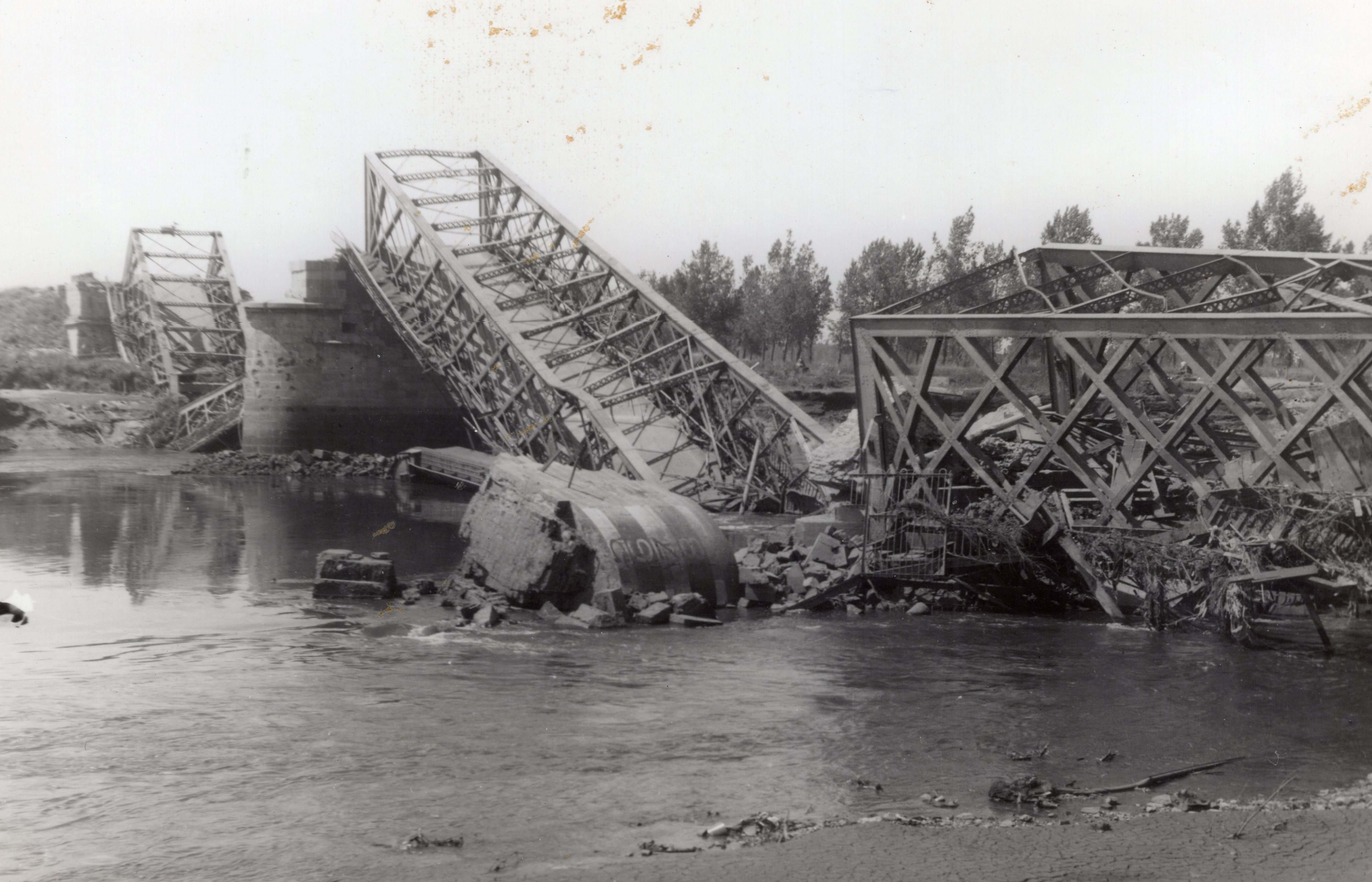 Artikel 9 Vernielde Maasbrug (Eric Munnicks).jpg