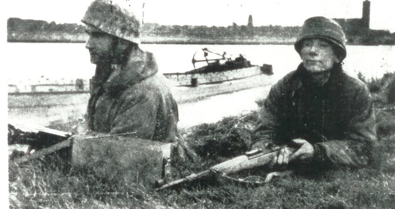 Artikel 13 Fallschirmjäger in Brückenkopf Hatenboer (Gemeentearchief Roermond).jpg