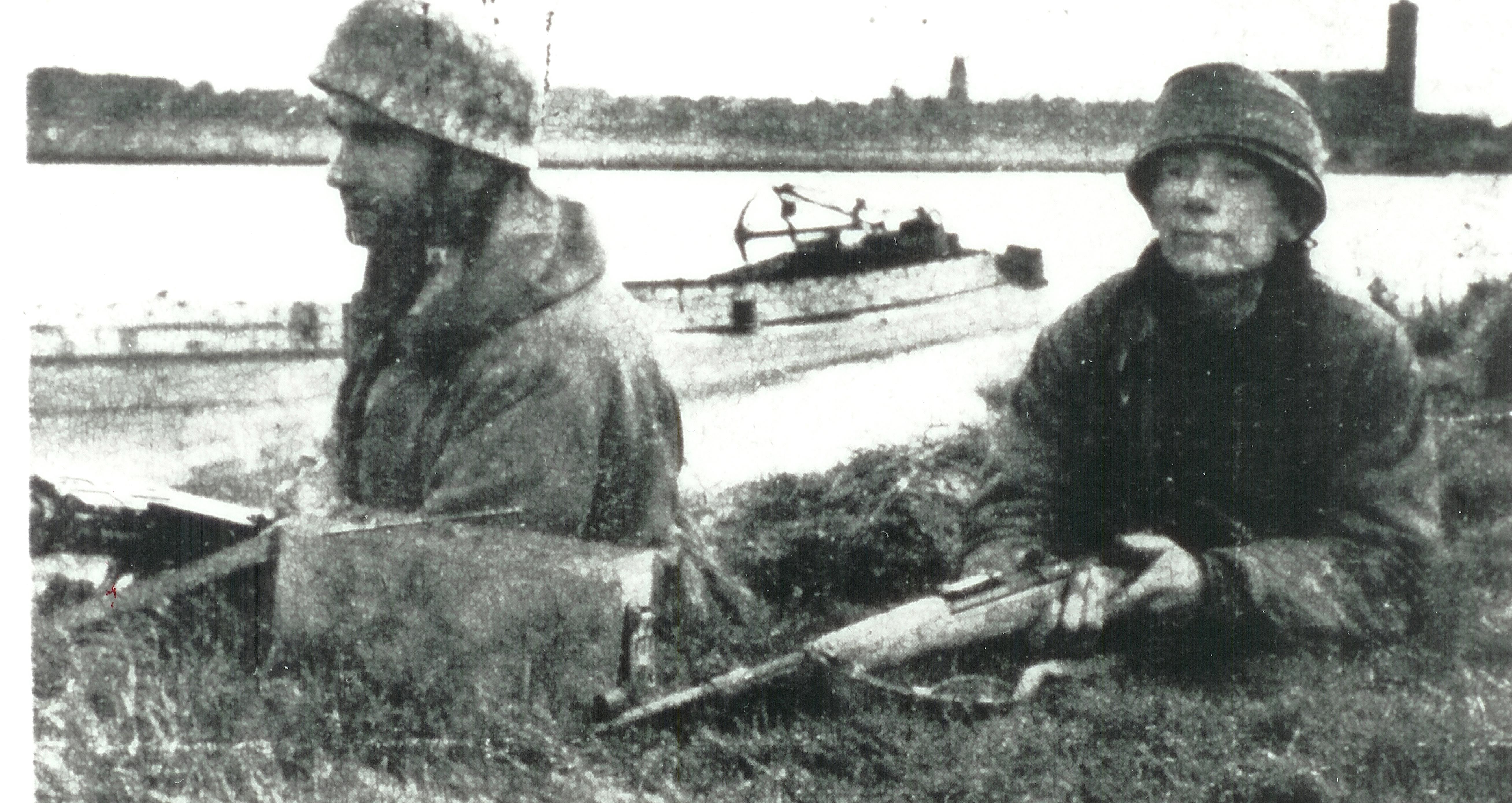 Artikel 13 Fallschirmjäger in Brückenkopf Hatenboer (Gemeentearchief Roermond).jpg
