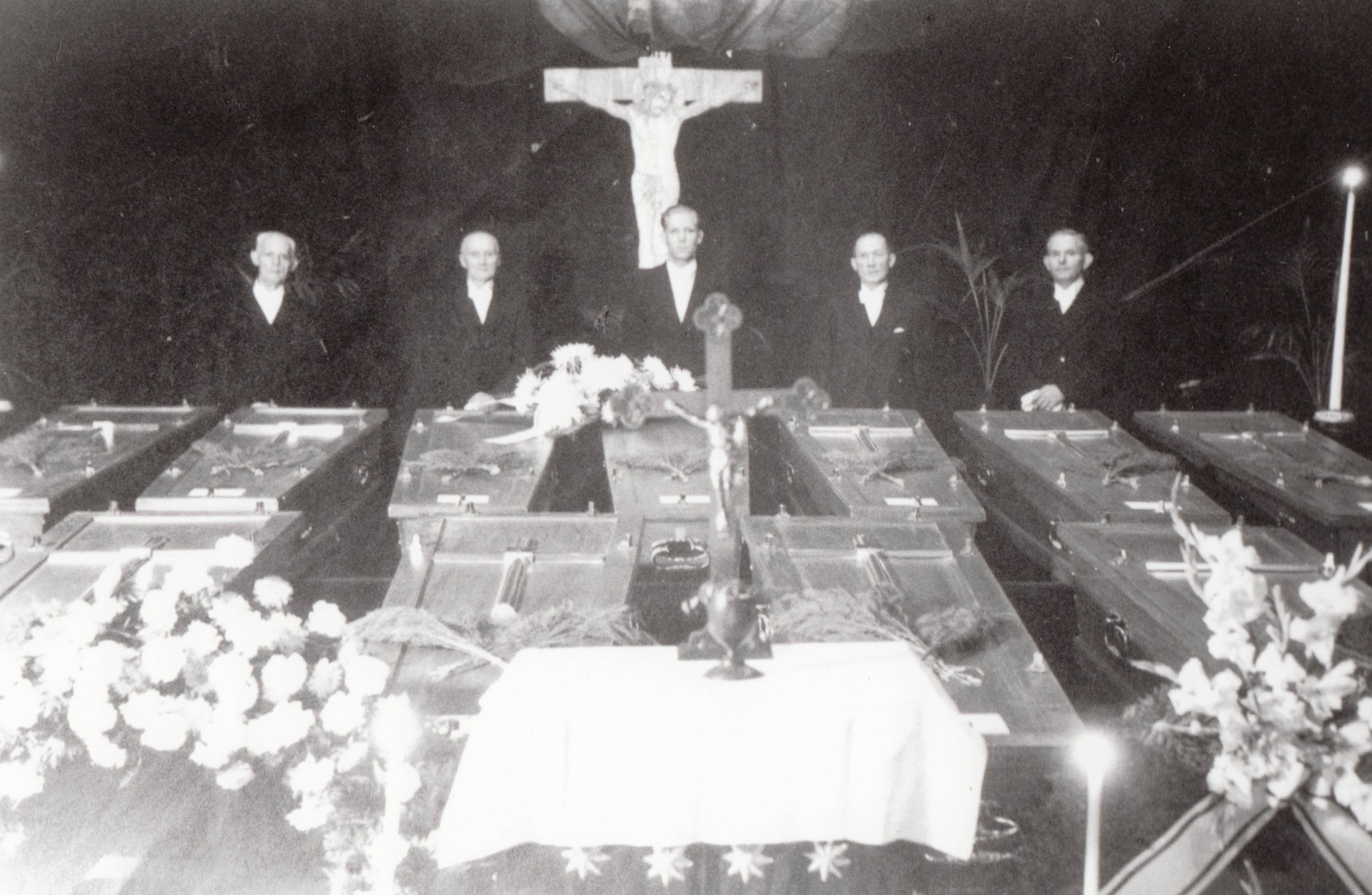 Artikel 34 De kisten met slachtoffers opgesteld in de raadszaal van het stadhuis (GAR 1947.F3_B).jpg
