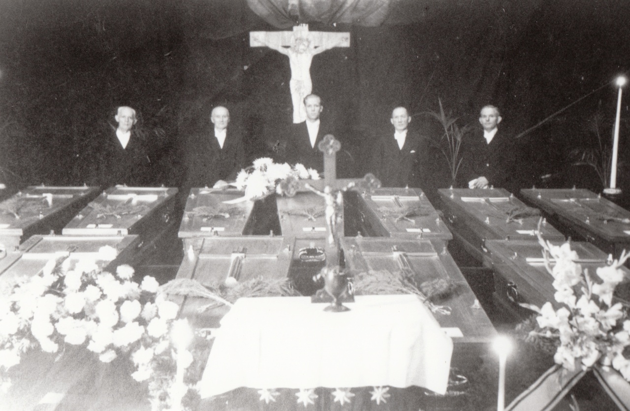 Artikel 34 De kisten met slachtoffers opgesteld in de raadszaal van het stadhuis (GAR 1947.F3_B).jpg