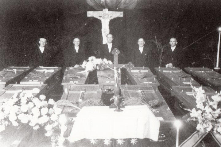 Artikel 34 De kisten met slachtoffers opgesteld in de raadszaal van het stadhuis (GAR 1947.F3_B).jpg