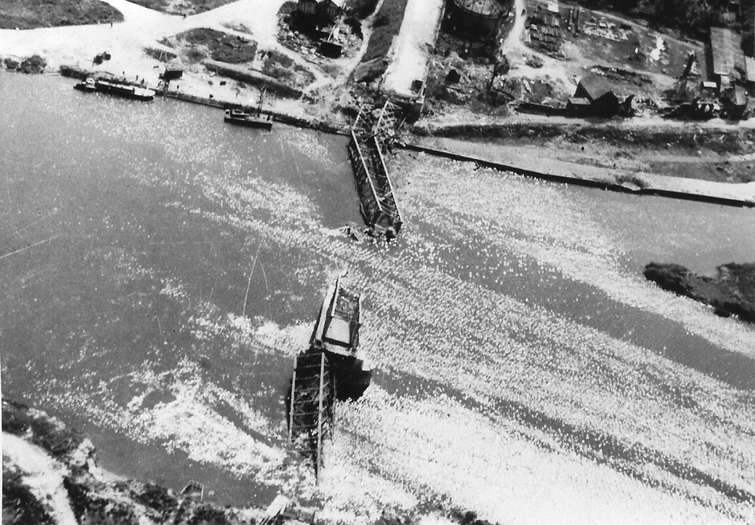 Art 07 Vernielde Maasbrug.jpg