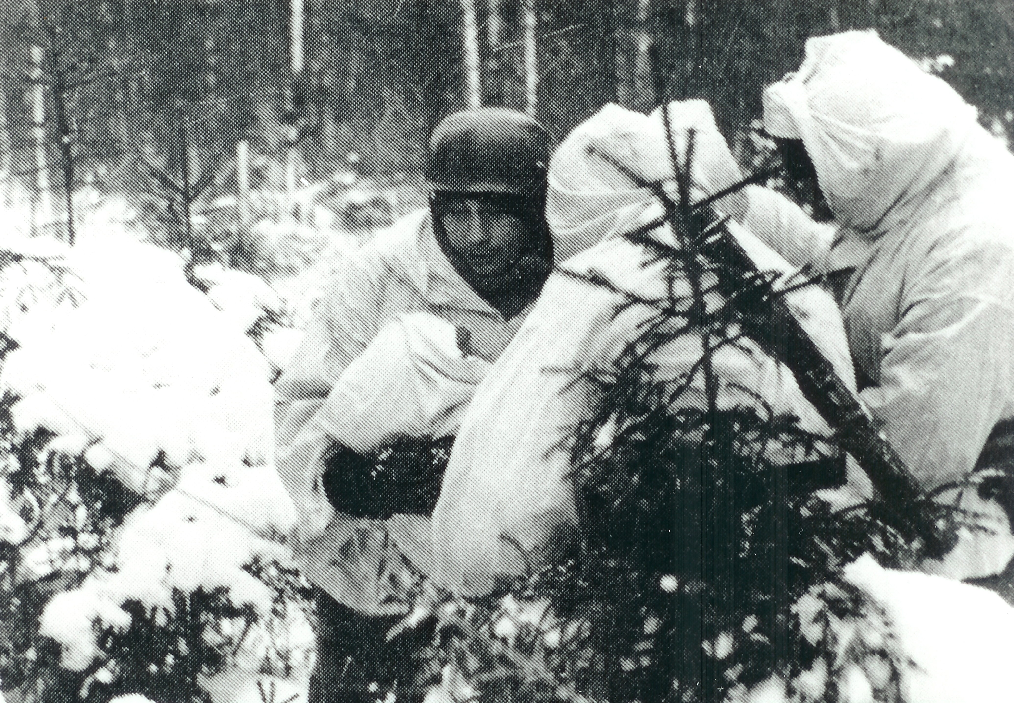 Art 19 Fallschirmjäger met witte lakens.jpg