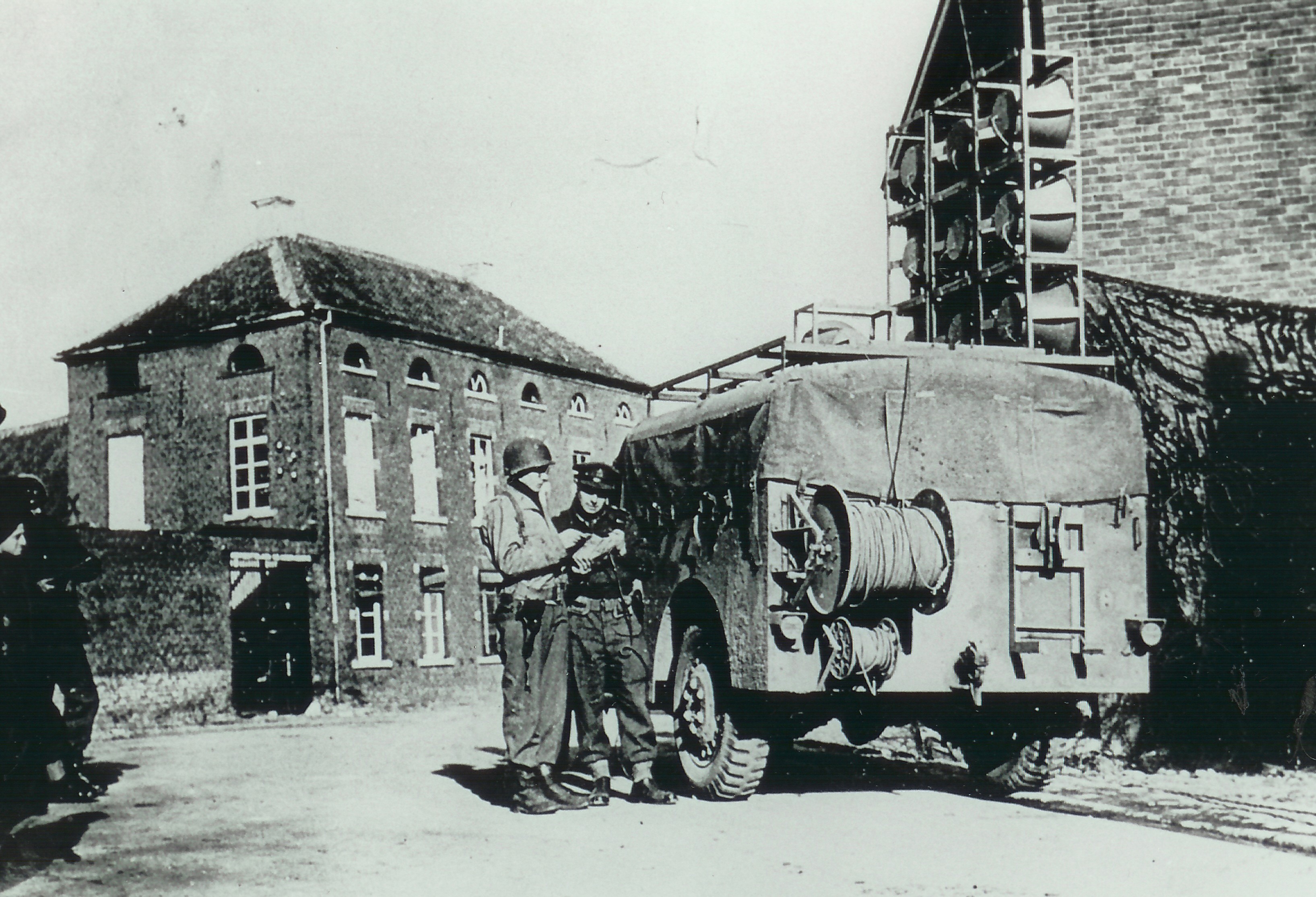 Art 22 Luidsprekerwagen Beegden.jpg