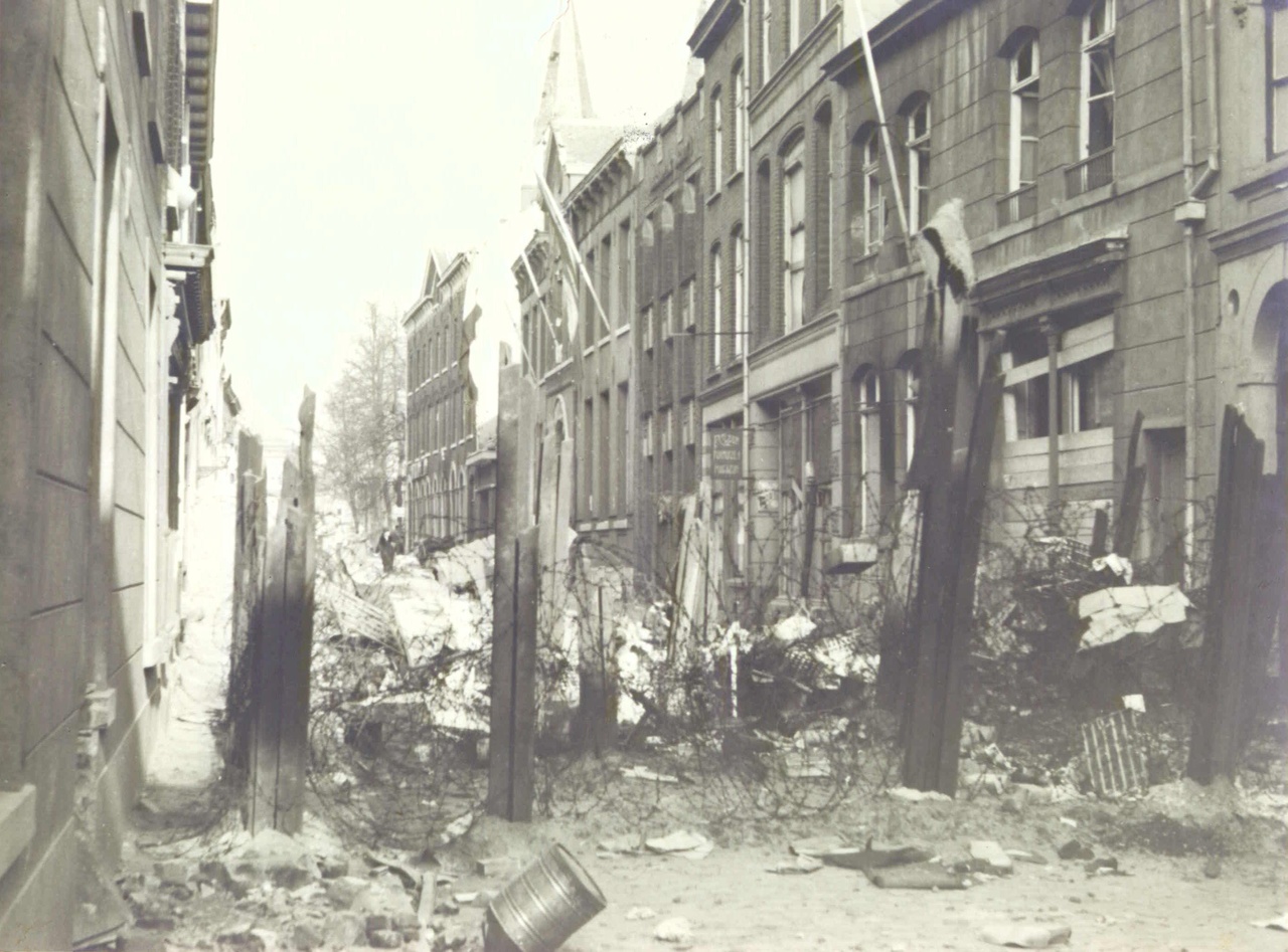 Art 15 Versperringen Paredisstraat.jpg