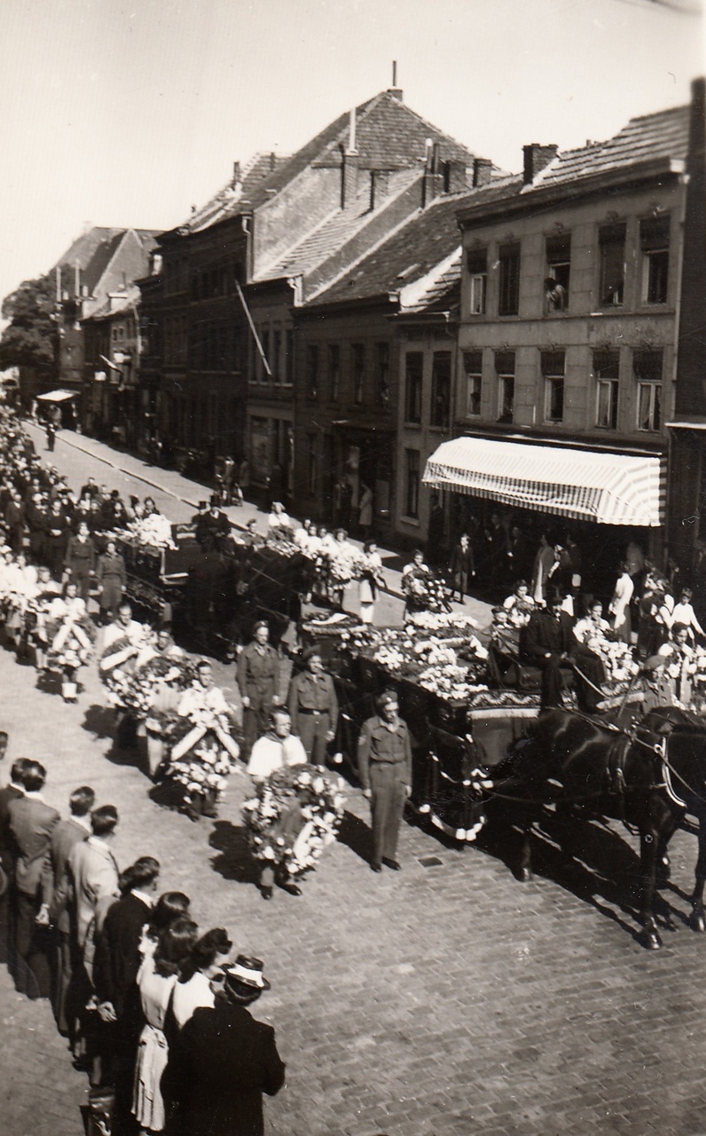 Art 18 Begrafenisstoet in de Zwartbroekstraat.jpg