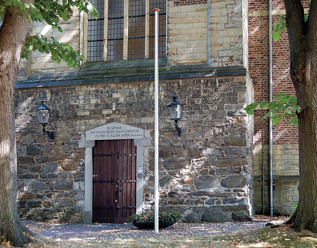 Natuurstenen portaal Minderbroederskerk