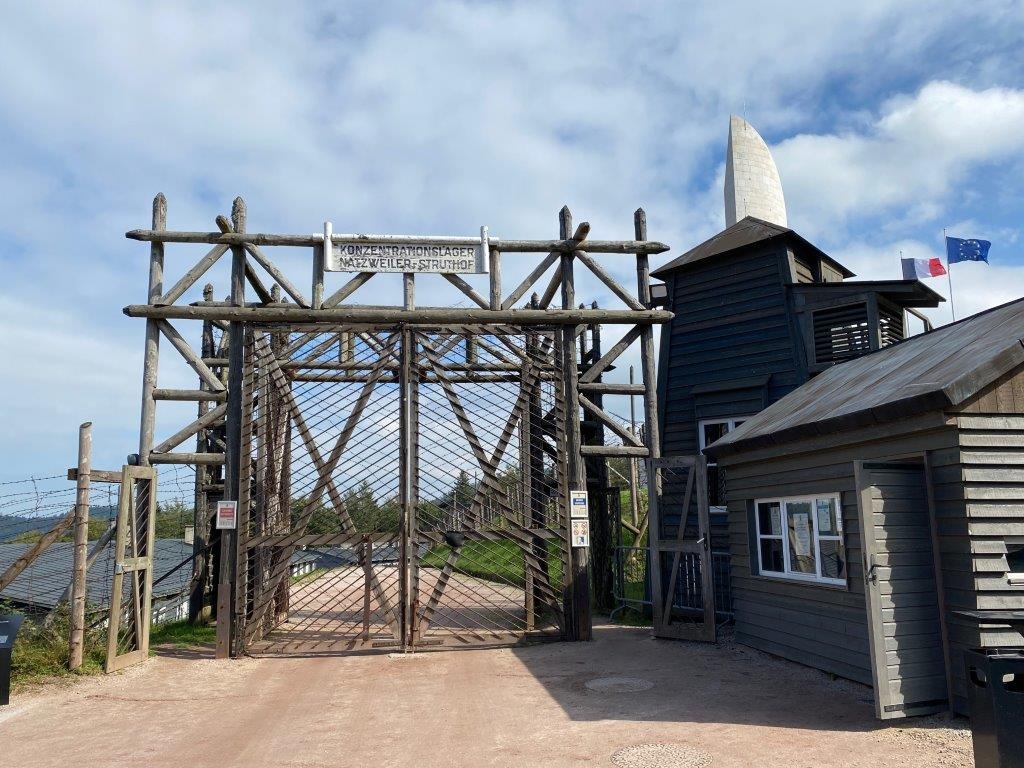 Toegangspoort KZ Natzweiler Struthof.jpg Toegangspoort KZ Natzweiler Struthof.jpg