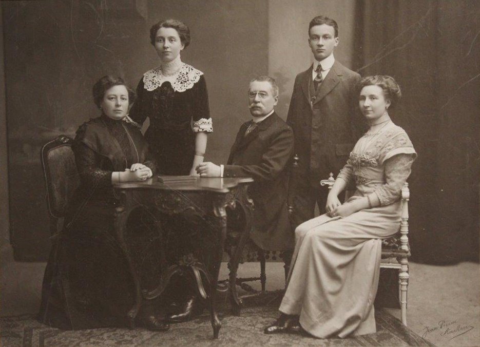 Afbeelding familie Linssen-Berger 1912, staand rechts Joseph.jpg