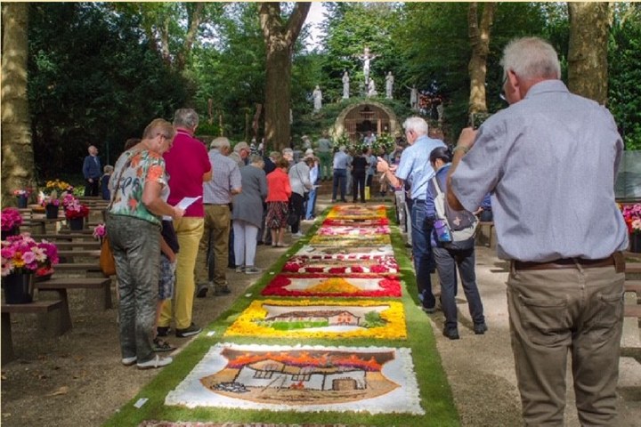 Netje Pieters, initiatiefneemster van het bloementapijt