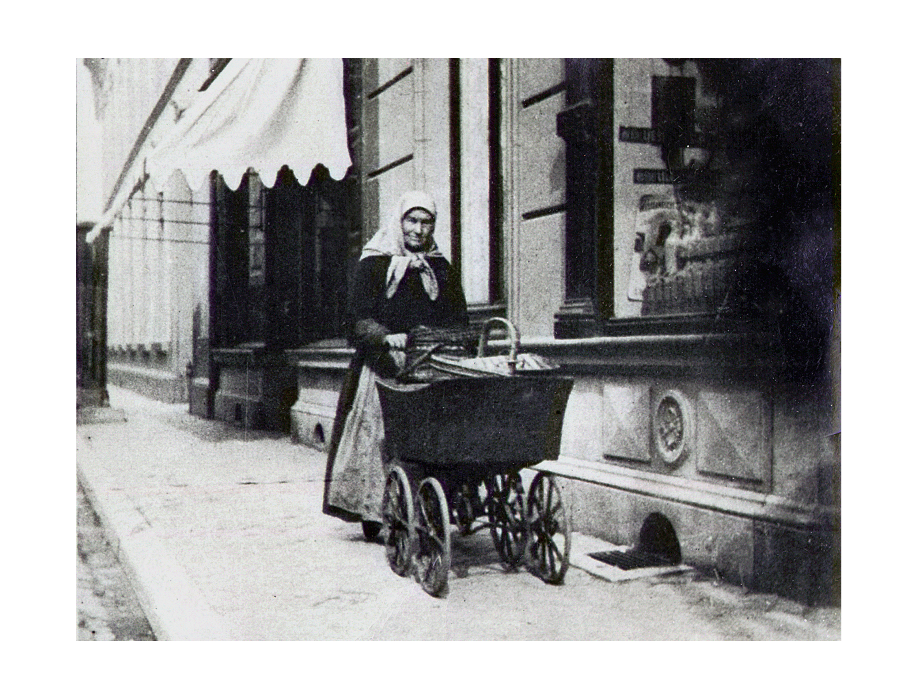 14 Anna Maria Bamberger in de Swalmerstraat (1920).jpg