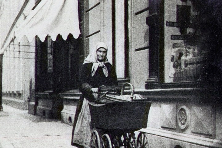 14 Anna Maria Bamberger in de Swalmerstraat (1920).jpg